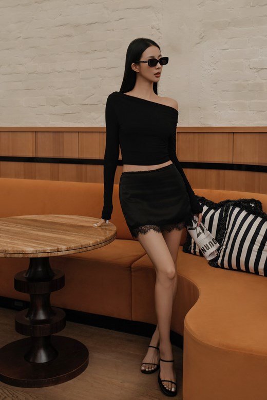 蕾絲拼接緞面短裙