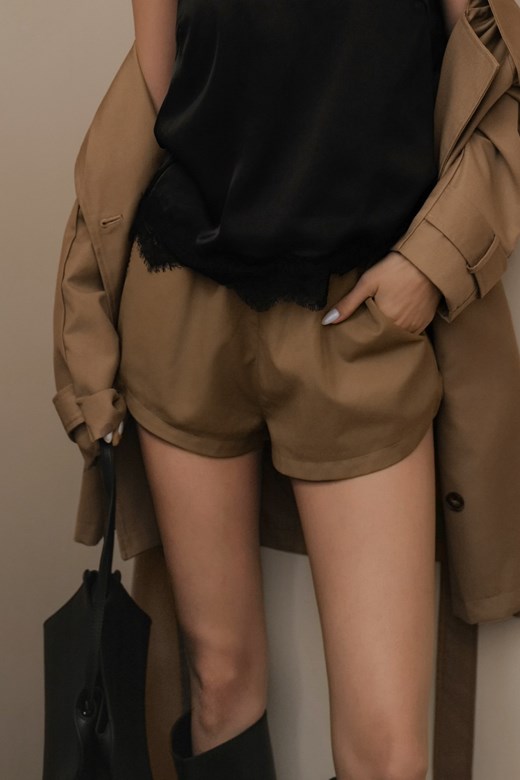 金棕斜口西裝短褲