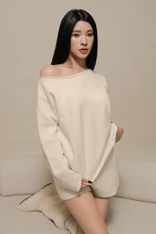 軟絨針織斜肩寬鬆上衣