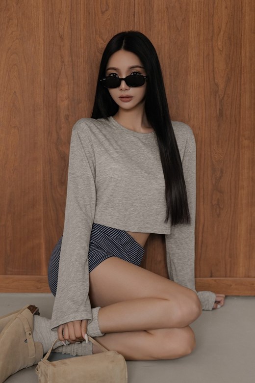 透肌短版長袖上衣