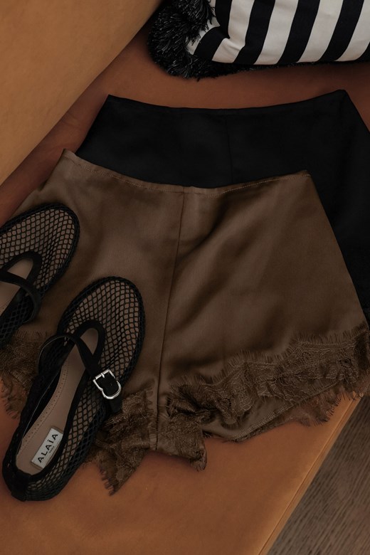 蕾絲拼接緞面短褲