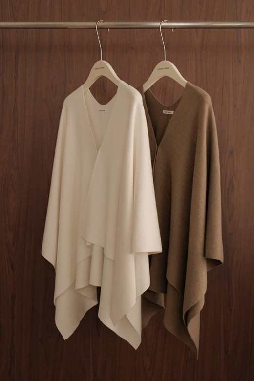 細針羊毛勾釦披肩