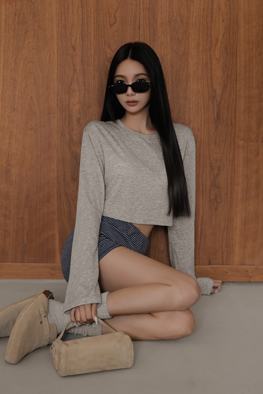 透肌短版長袖上衣