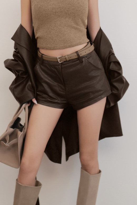 鉤釦皮革短褲
