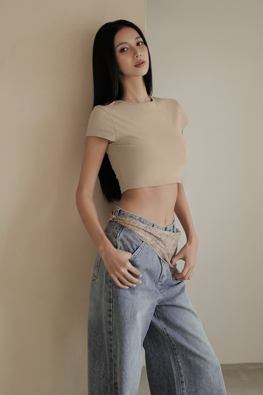 圓領彈力包袖短版TEE