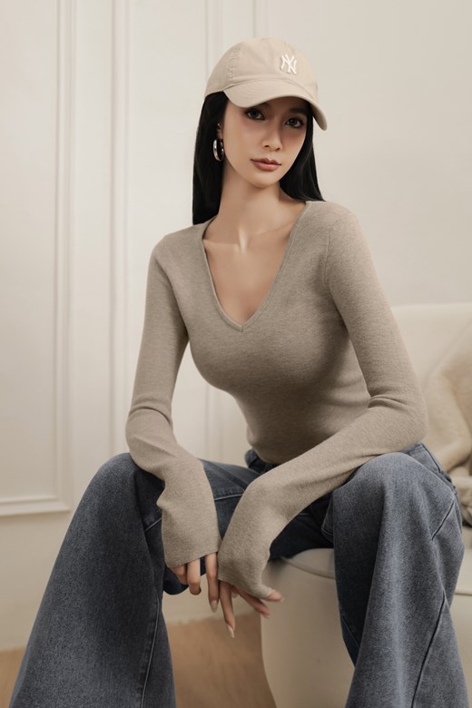 V領透肌針織長袖上衣