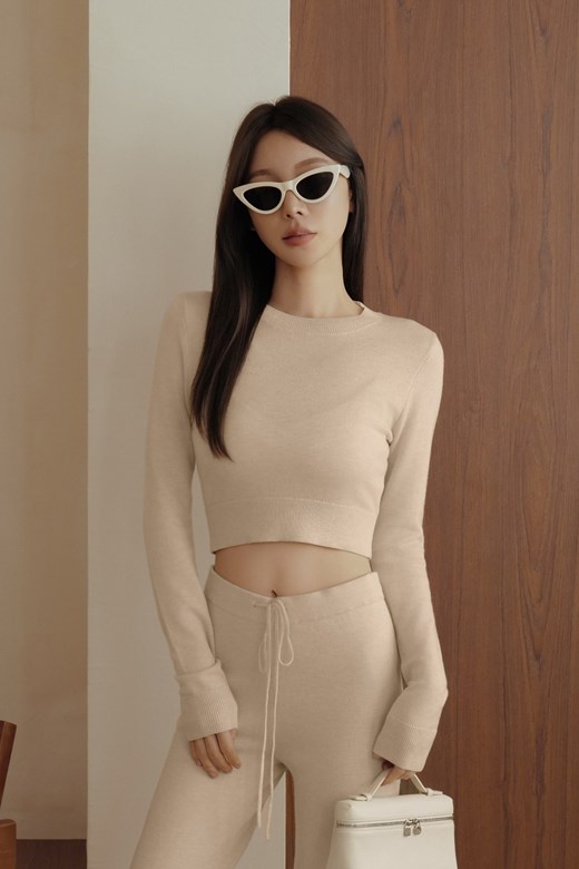 細針羊毛圓領短版長袖上衣