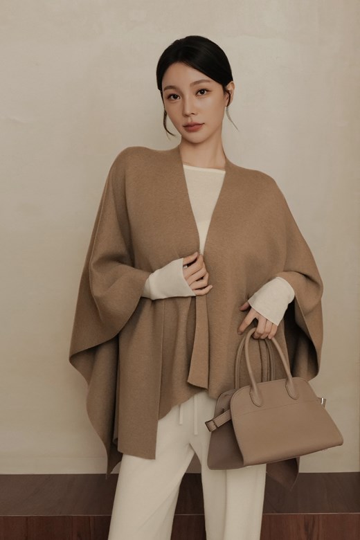 細針羊毛勾釦披肩