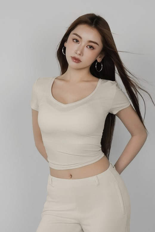 冷霜莫代爾V領短TEE