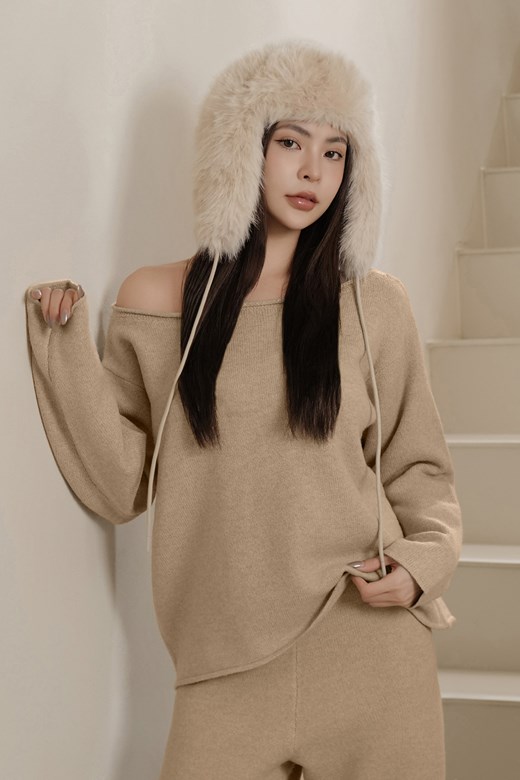 軟絨針織斜肩寬鬆上衣