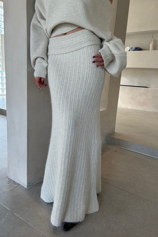 07 Soft Embrace 落肩針織一字領套裝