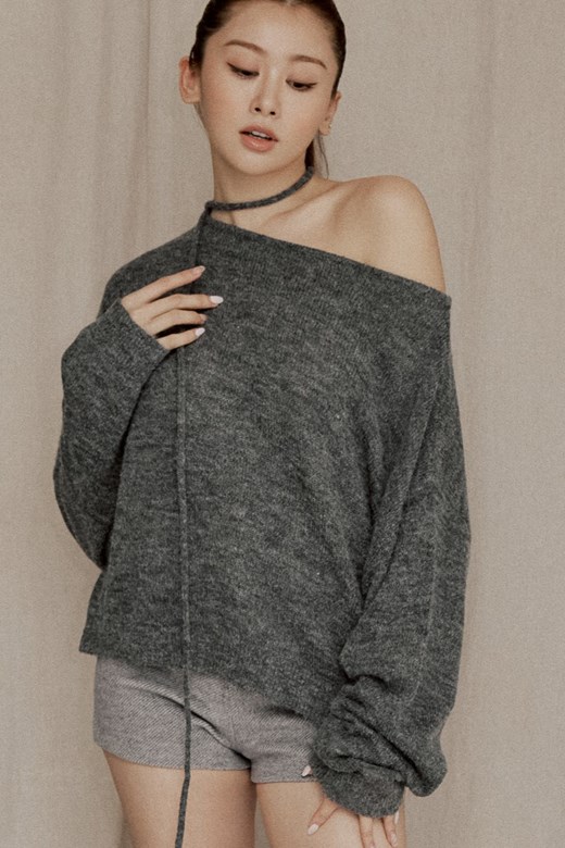 斜肩馬海毛針織上衣(附領巾)