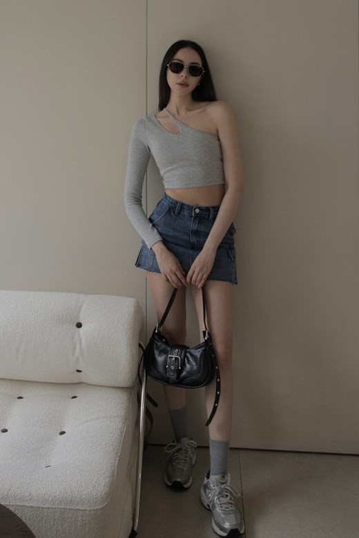 不對襯露肩挖洞造型上衣(附襯墊)