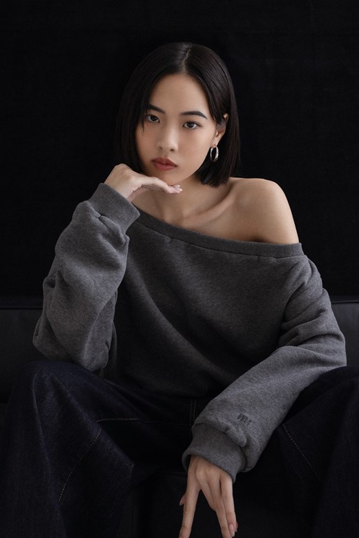 mi刺繡短版斜肩大學tee