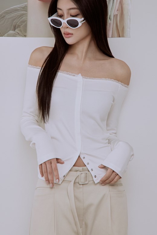 蕾絲滾邊一字領壓釦上衣