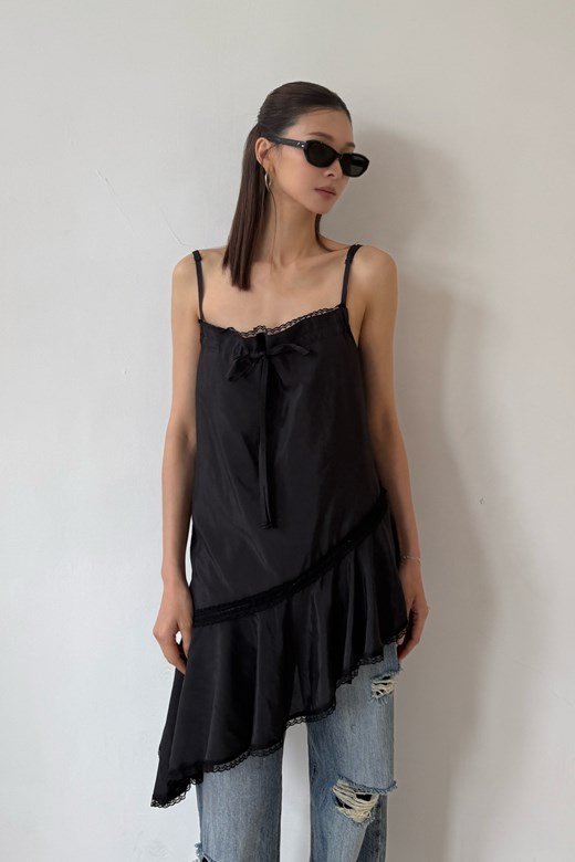 17 回眸焦點下擺不規則細肩背心上衣