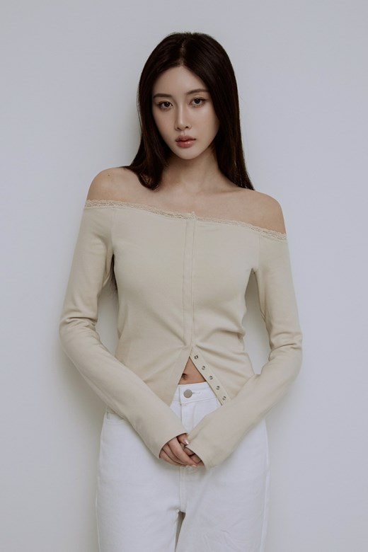 蕾絲滾邊一字領壓釦上衣