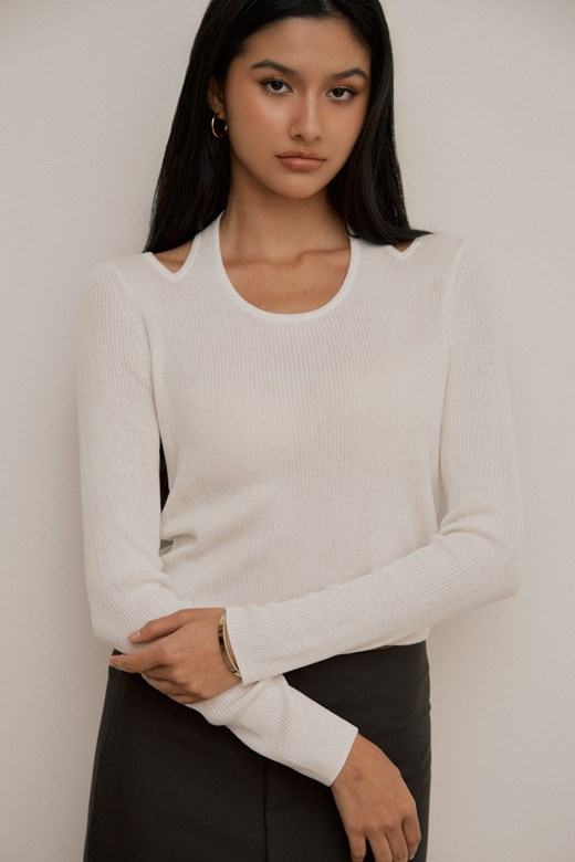 03挖肩簍空針織長袖上衣