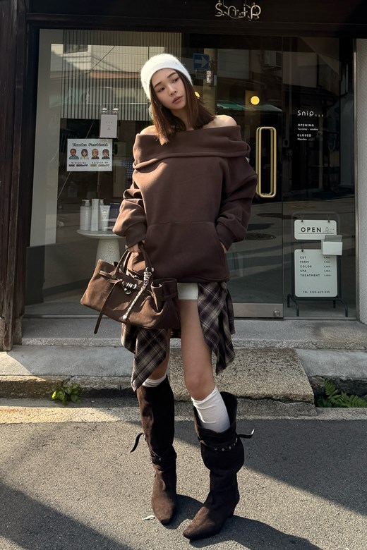 兩穿一字領連帽上衣