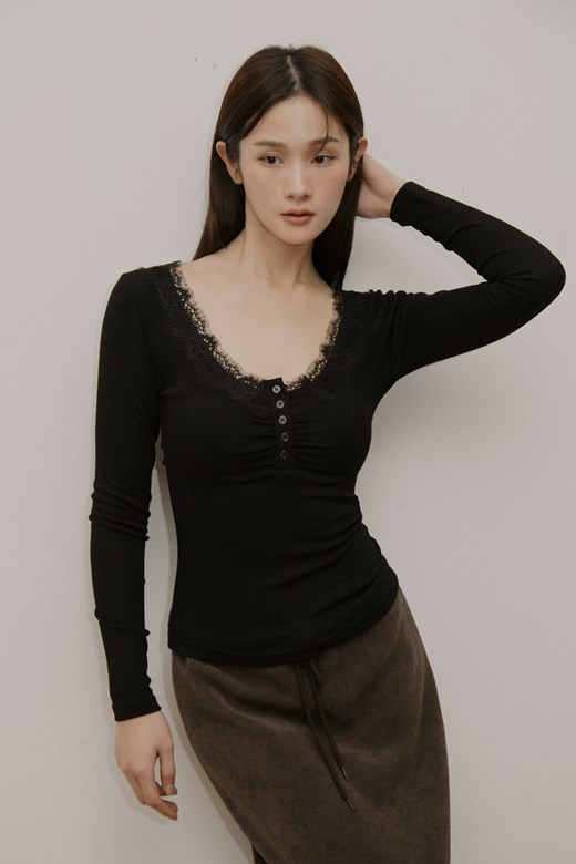 07 法式蕾絲圓領排釦長袖上衣