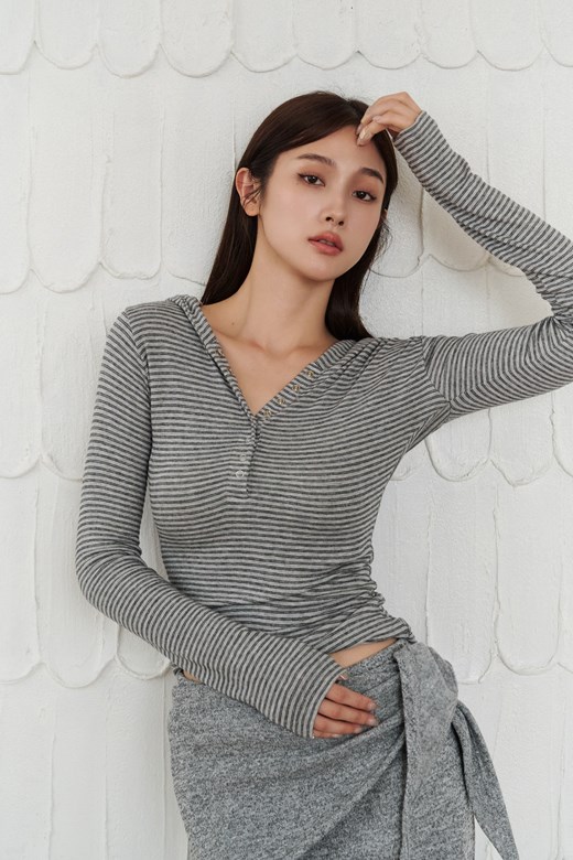 01 連帽條紋排釦長袖上衣