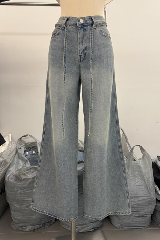 11 淺藍細扣腰帶A字牛仔褲