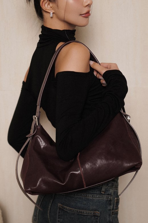 柔軟垂墜皮革肩背包