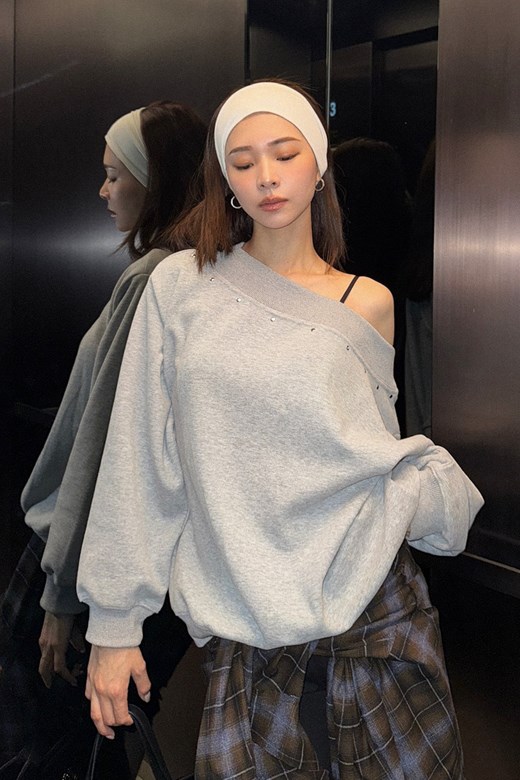 鉚釘斜肩大學Tee