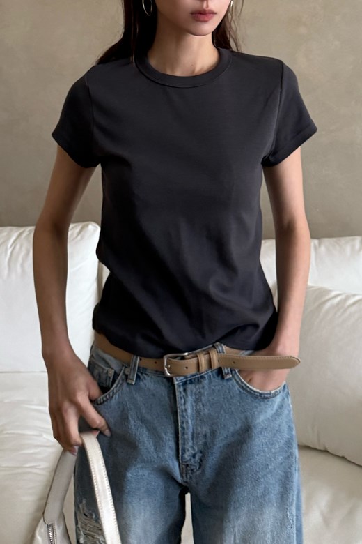 05 極簡修身圓領短TEE