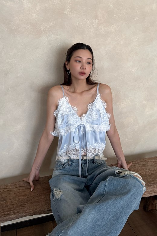 03 質感睫毛蕾絲滾邊細肩緞面上衣
