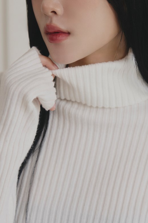 反摺高領針織上衣