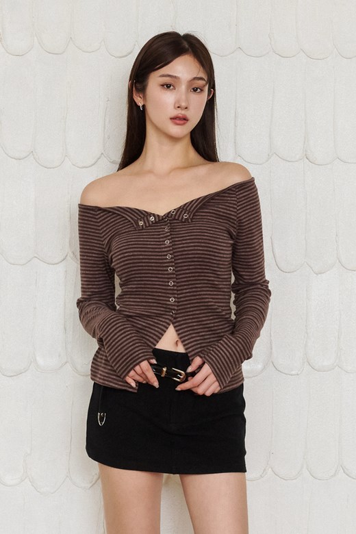 01 一字領排釦條紋長袖上衣