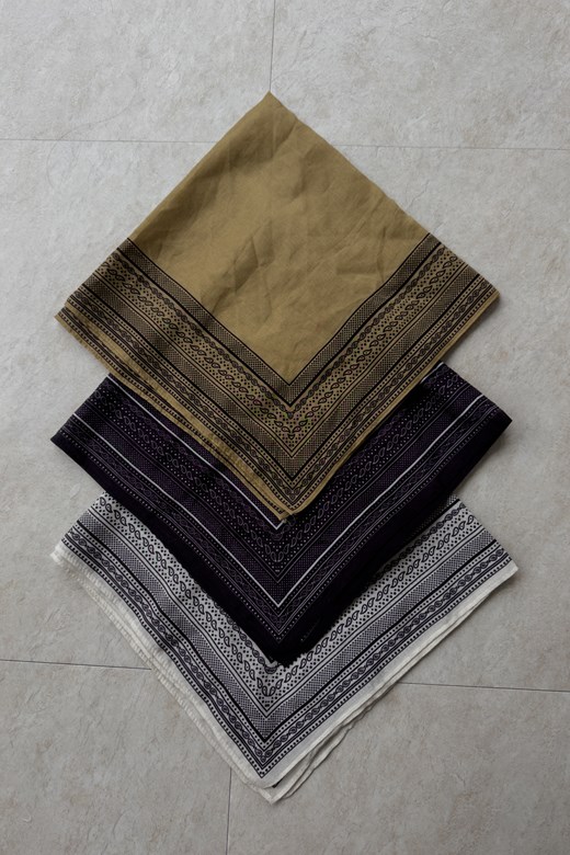 簡約邊框圖騰絲巾