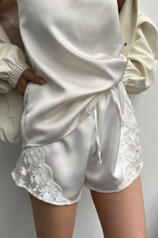 法式蕾絲飾邊緞面短褲