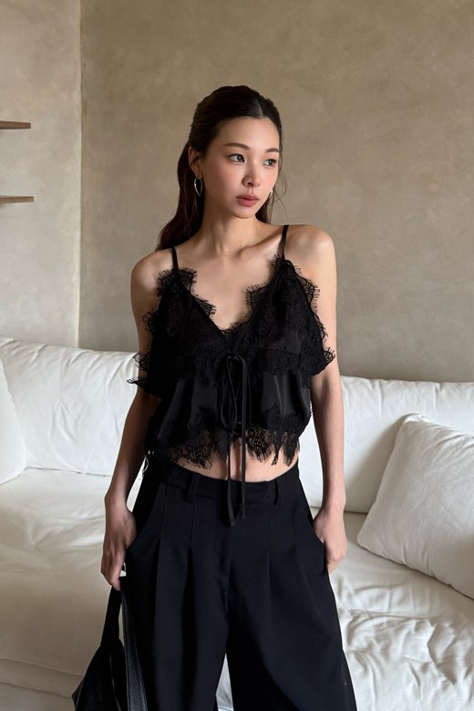 03 質感睫毛蕾絲滾邊細肩緞面上衣