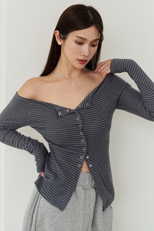 01 一字領排釦條紋長袖上衣