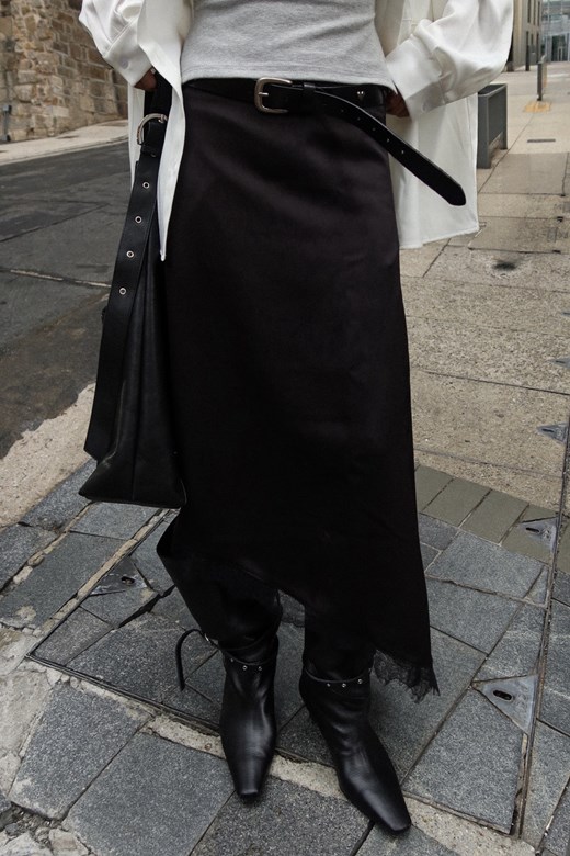 緞面斜擺蕾絲半裙