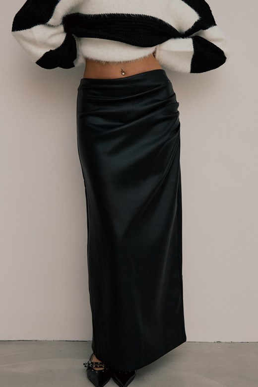 單邊打褶後開岔皮革長裙