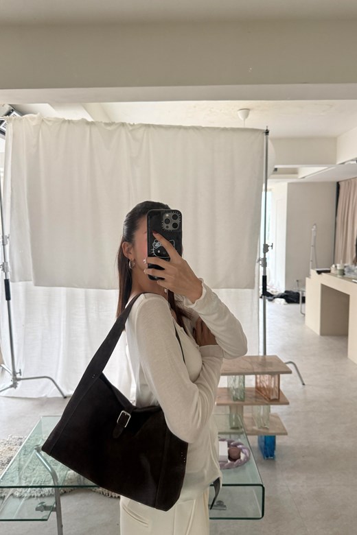 06 摩卡麂皮環扣肩背包