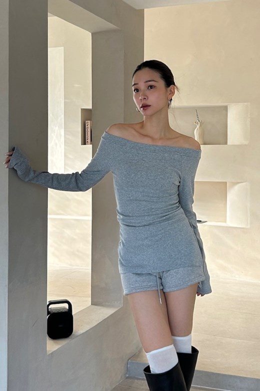 03 柔彈一字領長版上衣