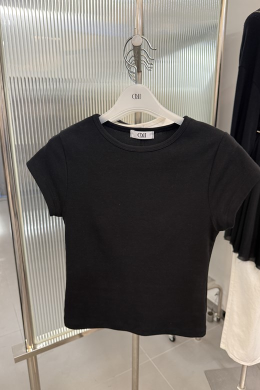 01 每天都要穿彈力短Tee