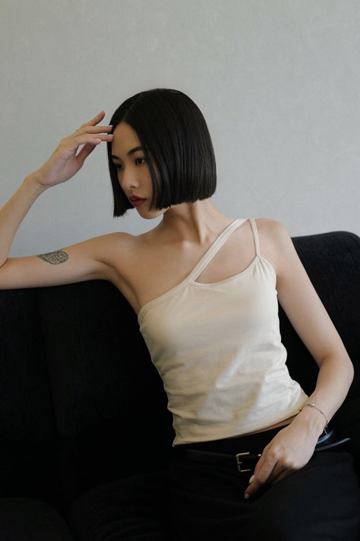 單肩不對稱造型BRA TOP