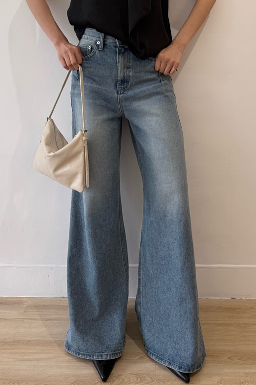 02 挺版刷色微喇叭牛仔褲