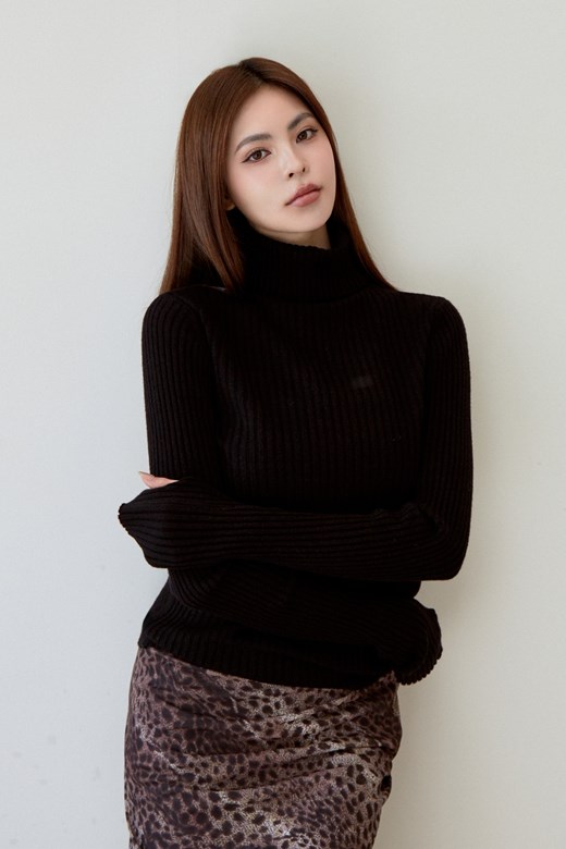 反摺高領針織上衣