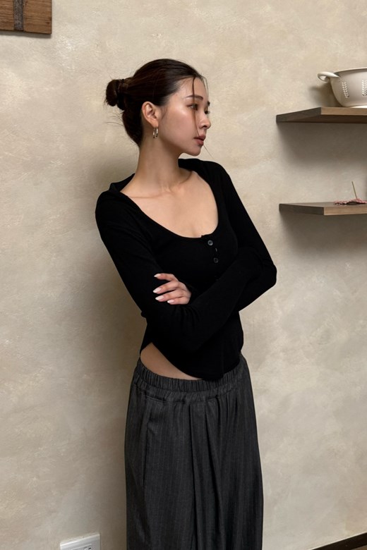 微弧剪裁排扣連帽上衣