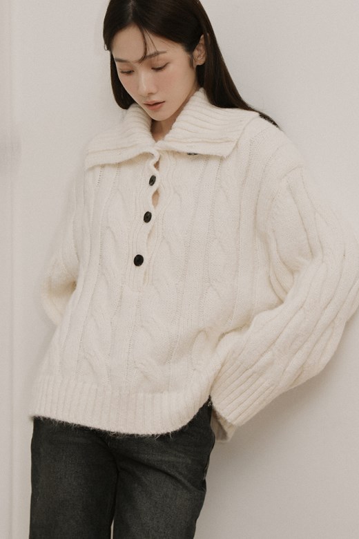 03 翻領麻花排釦毛衣
