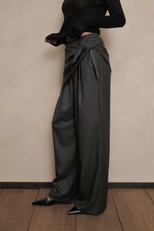 02立體垂墜不對稱西裝條紋長褲