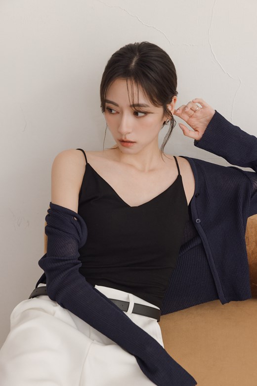 透膚坑條V領開釦上衣