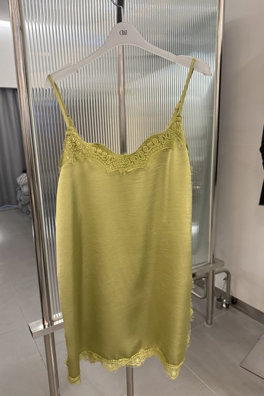 04 浪漫法式下擺蕾絲細肩背心上衣