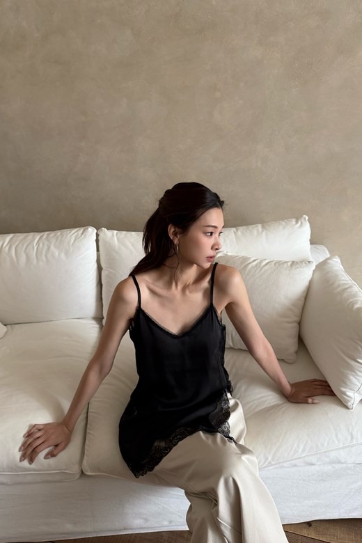 12 輕柔緞面蕾絲拼接短洋裝